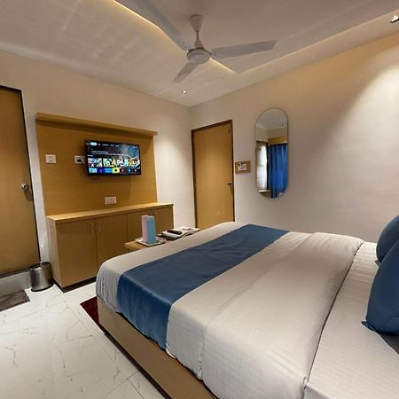 Hotel Phoniex Ahmedabad Exteriör bild