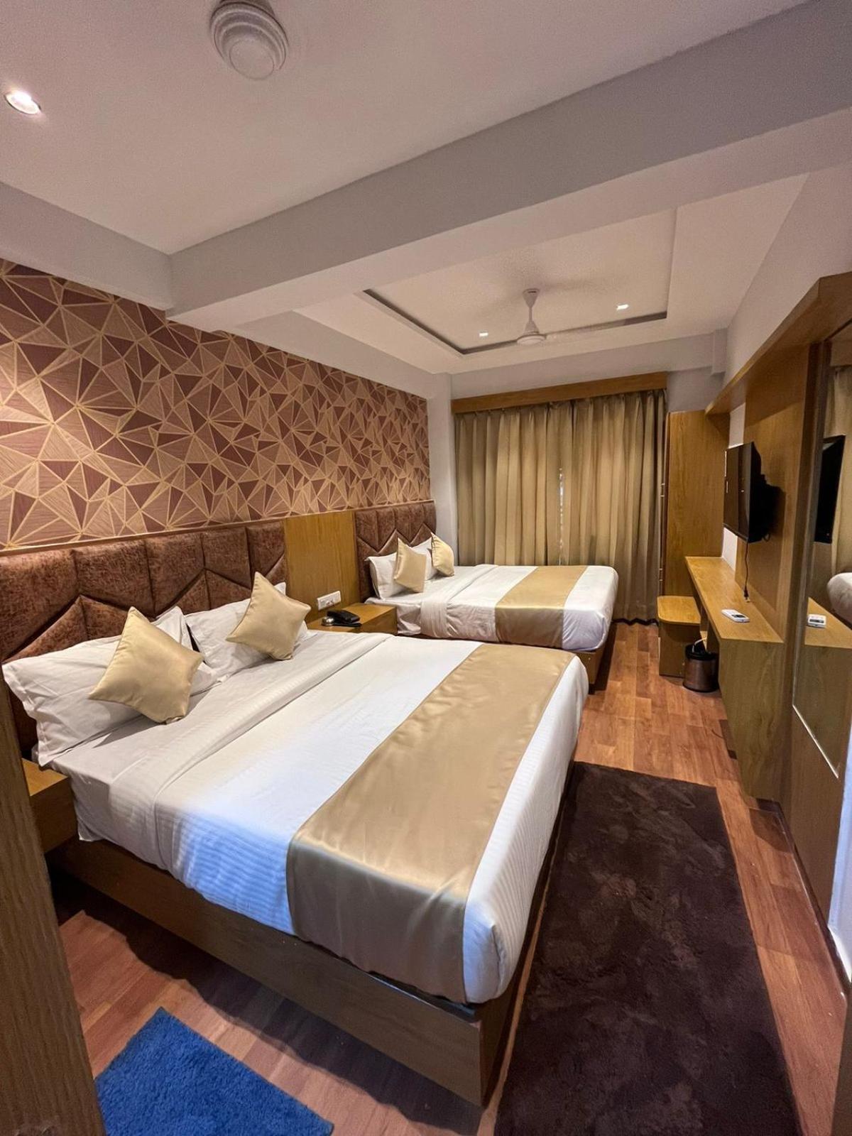 Hotel Phoniex Ahmedabad Rum bild