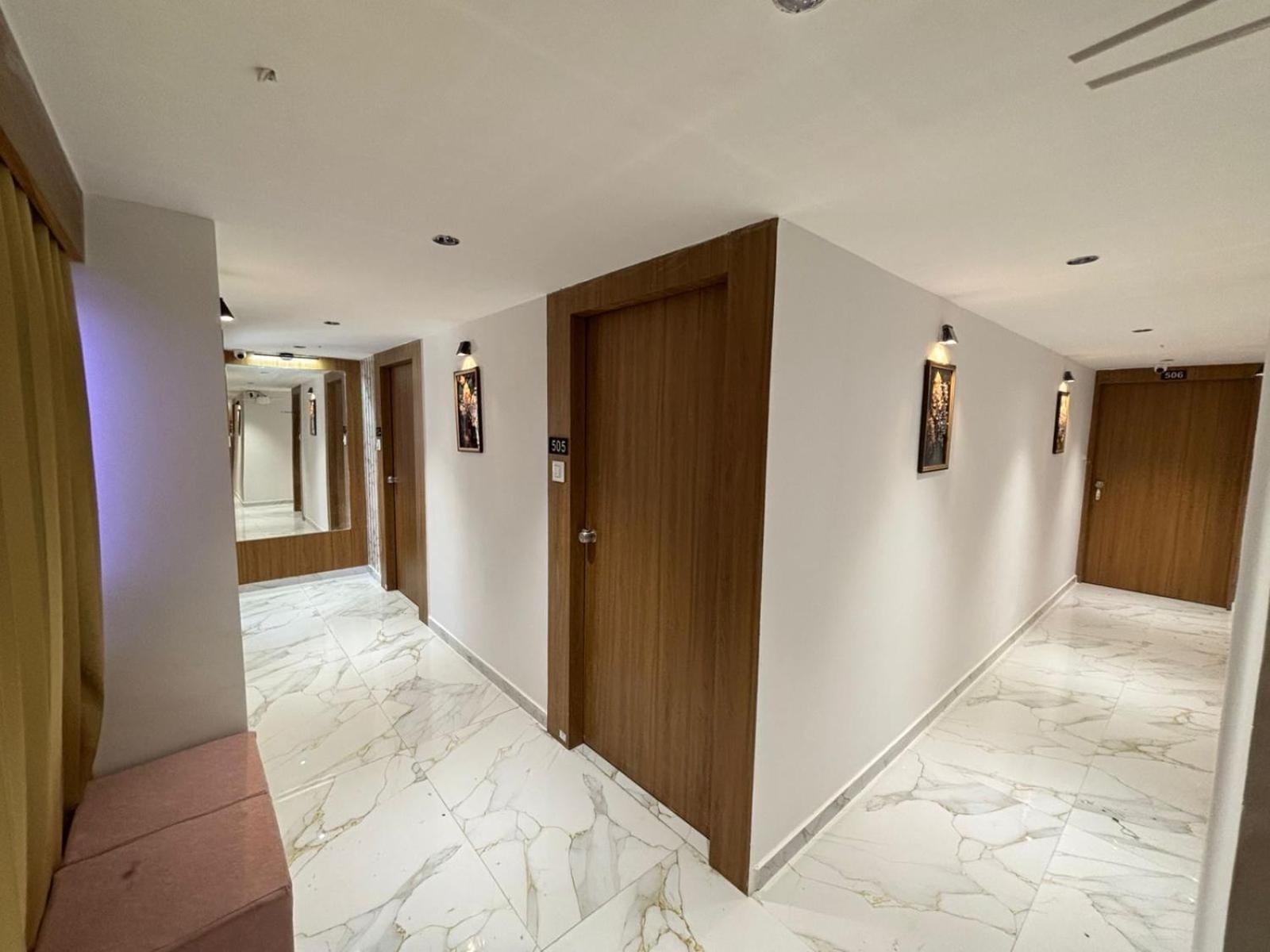 Hotel Phoniex Ahmedabad Exteriör bild