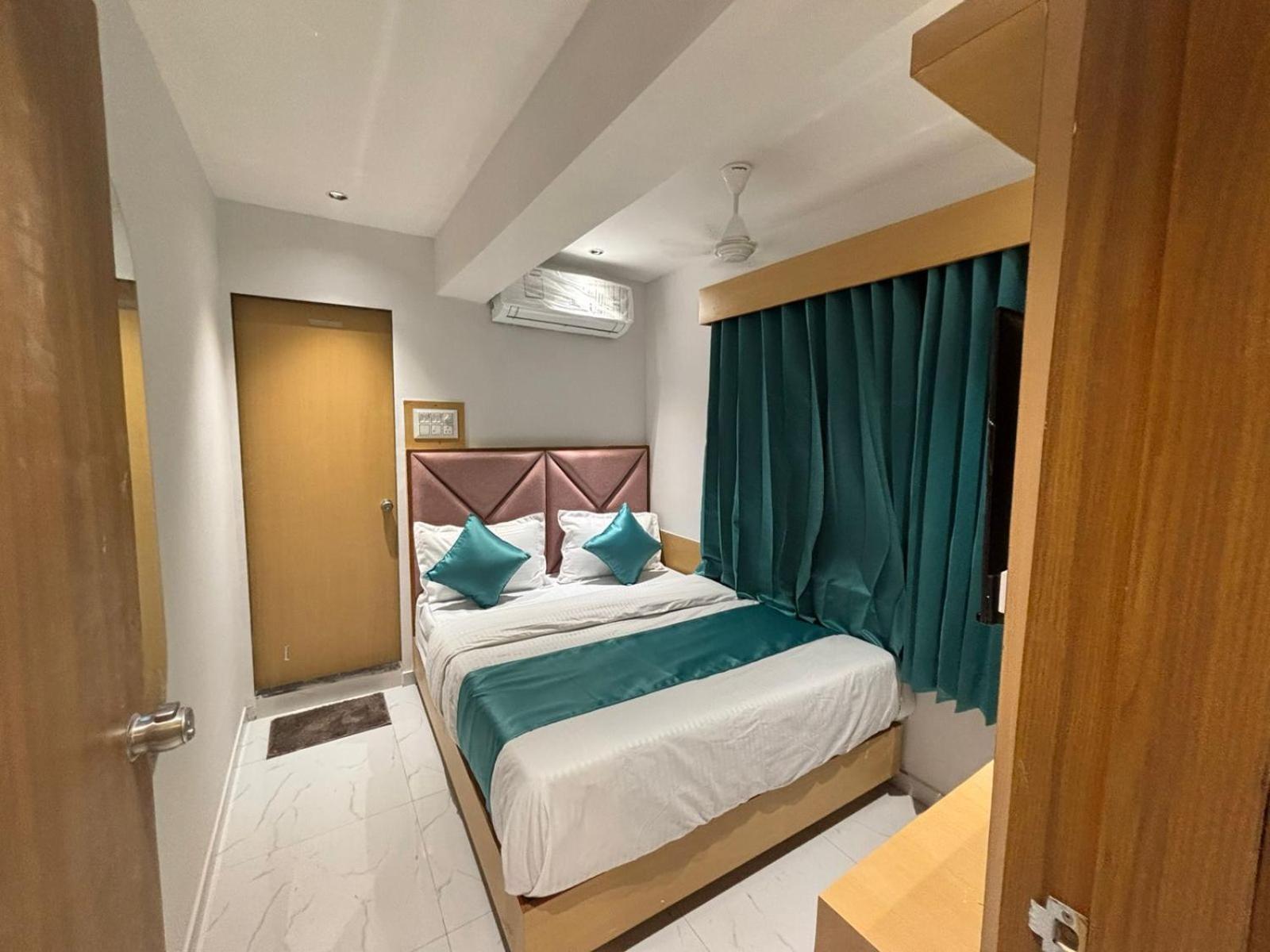Hotel Phoniex Ahmedabad Exteriör bild