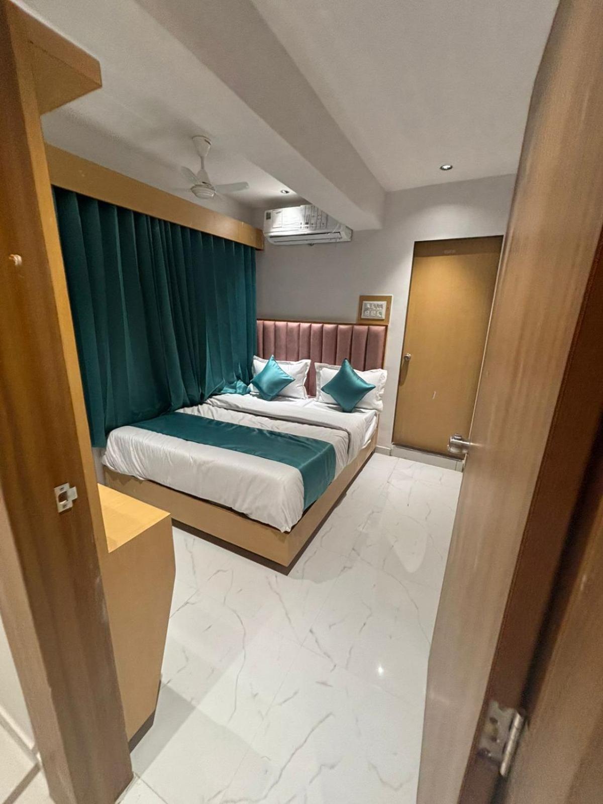 Hotel Phoniex Ahmedabad Exteriör bild