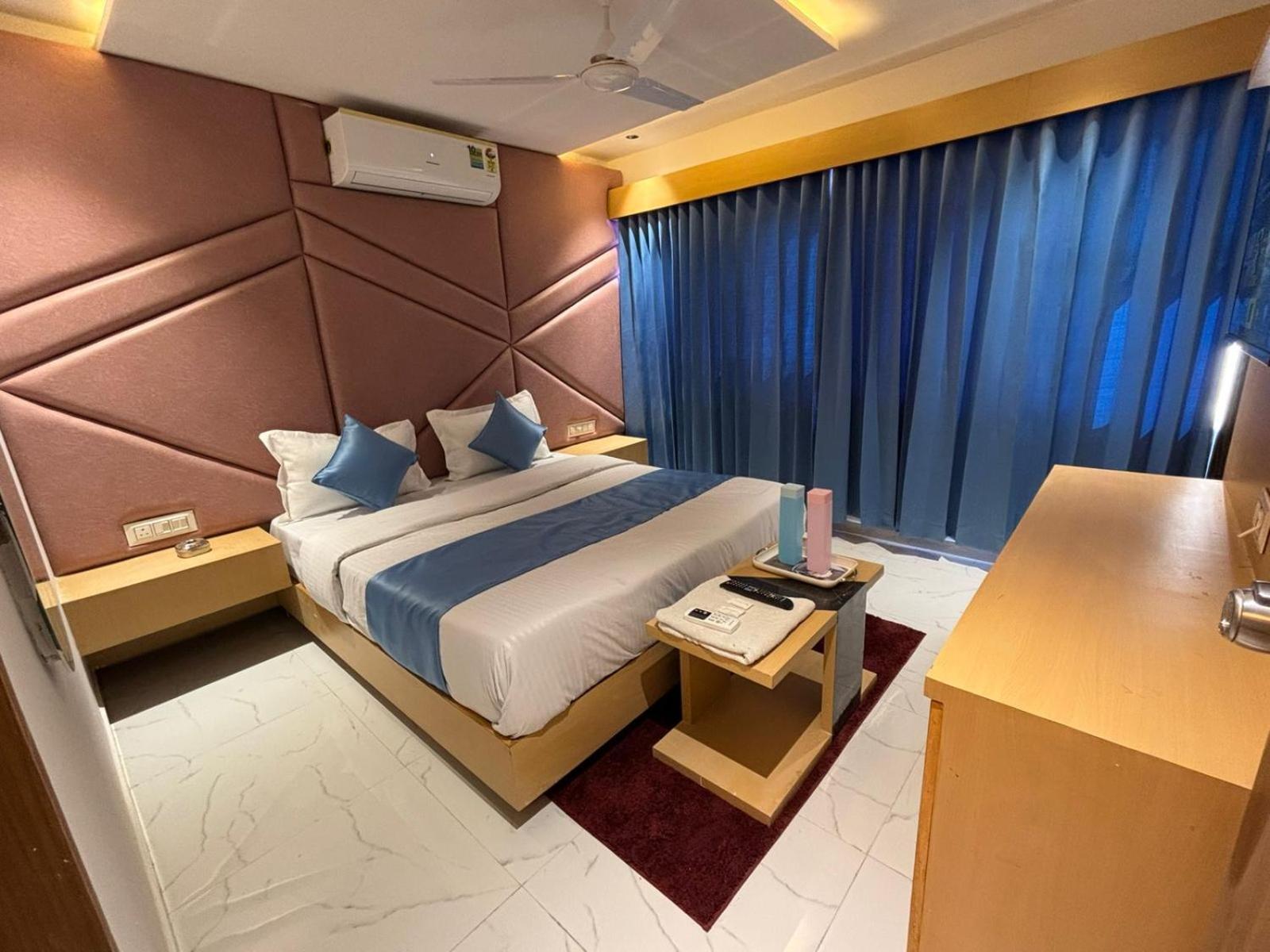 Hotel Phoniex Ahmedabad Exteriör bild