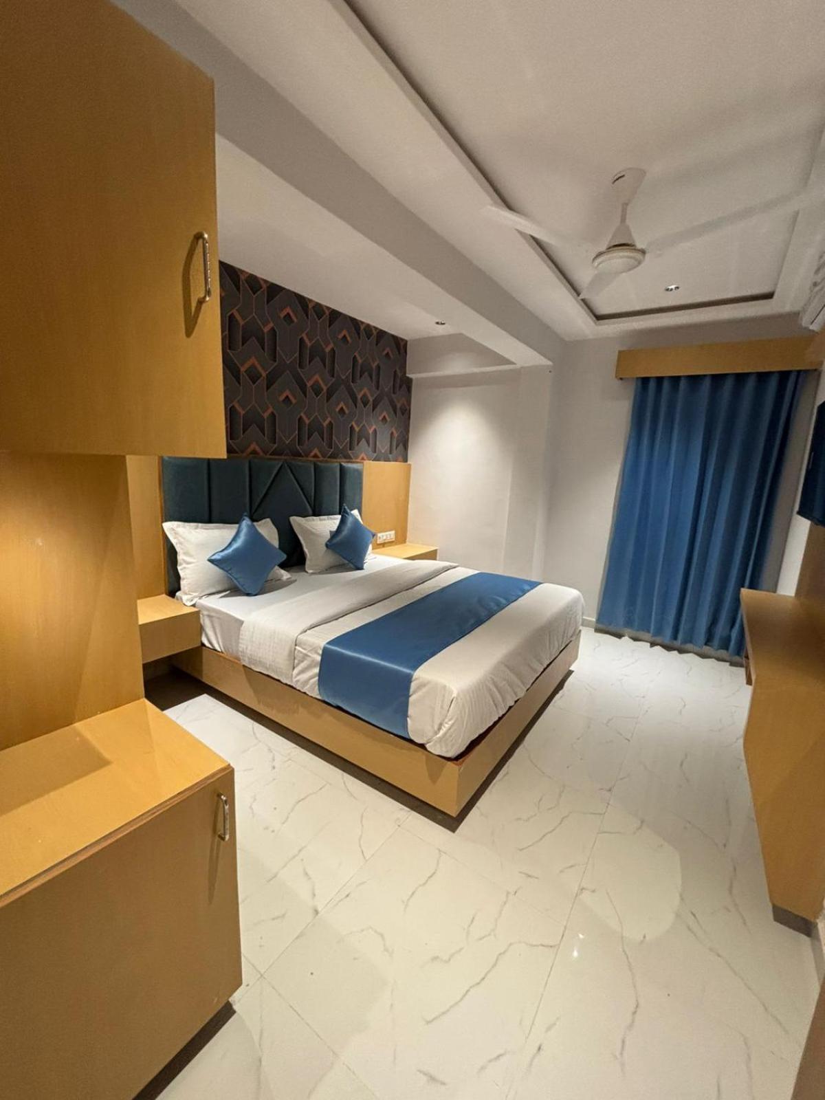 Hotel Phoniex Ahmedabad Exteriör bild