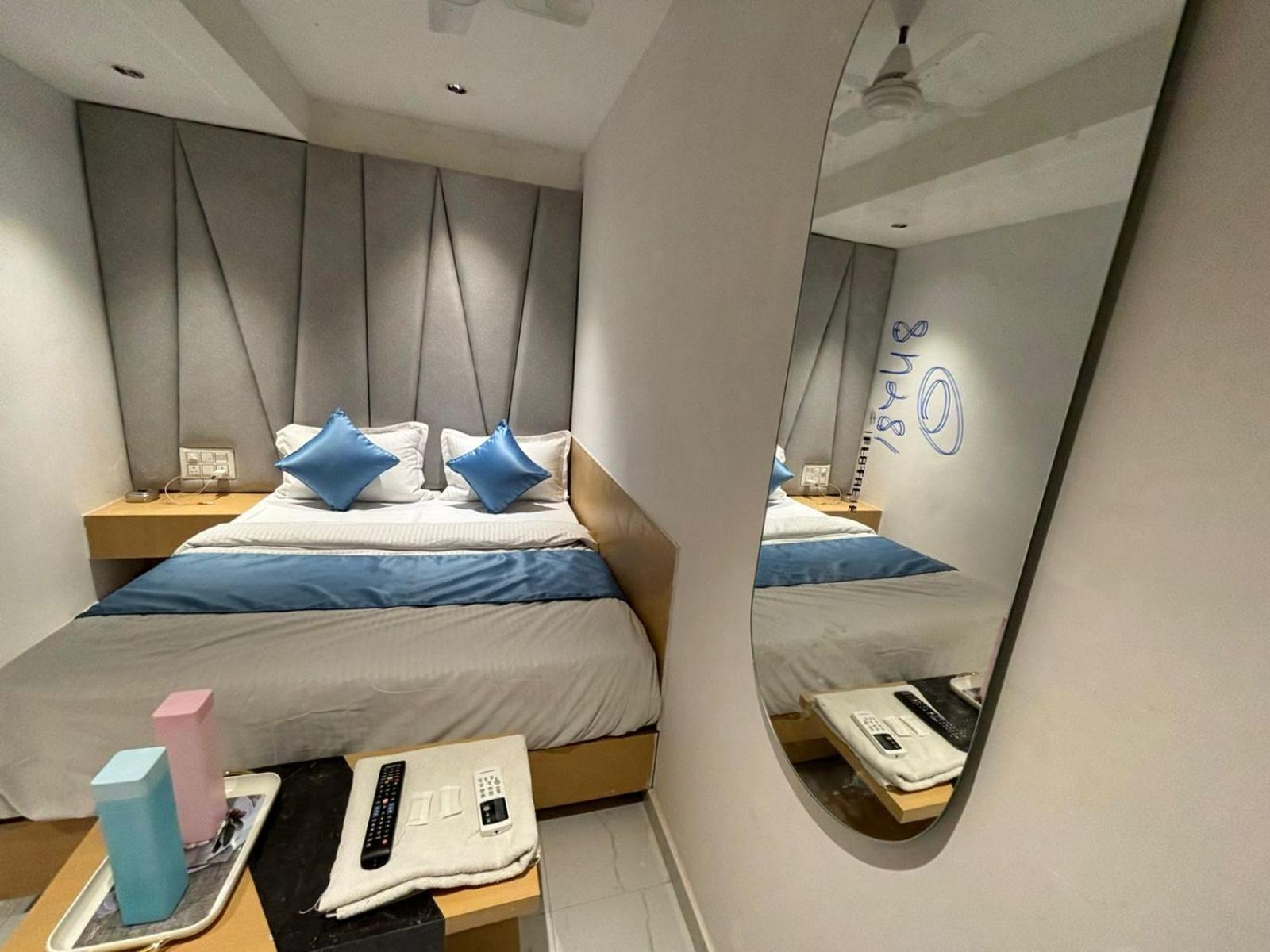 Hotel Phoniex Ahmedabad Exteriör bild