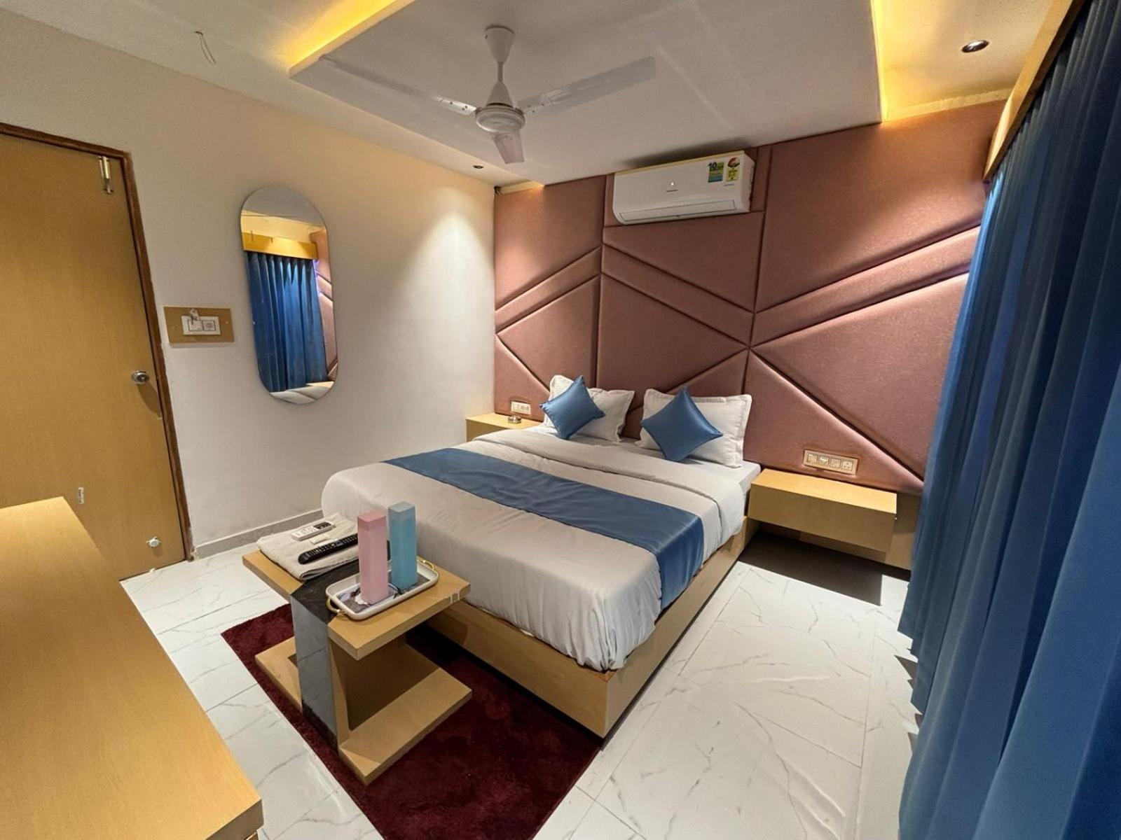 Hotel Phoniex Ahmedabad Exteriör bild