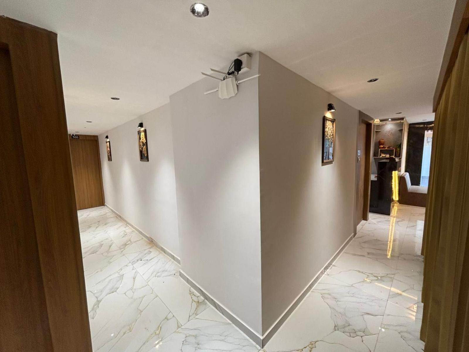 Hotel Phoniex Ahmedabad Exteriör bild