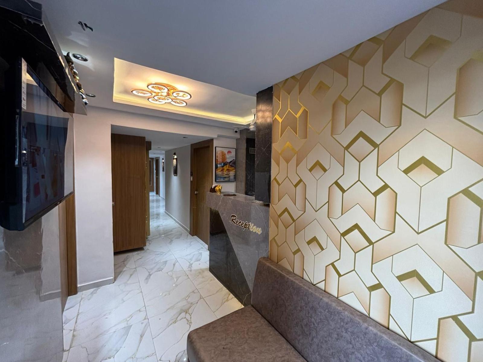 Hotel Phoniex Ahmedabad Exteriör bild