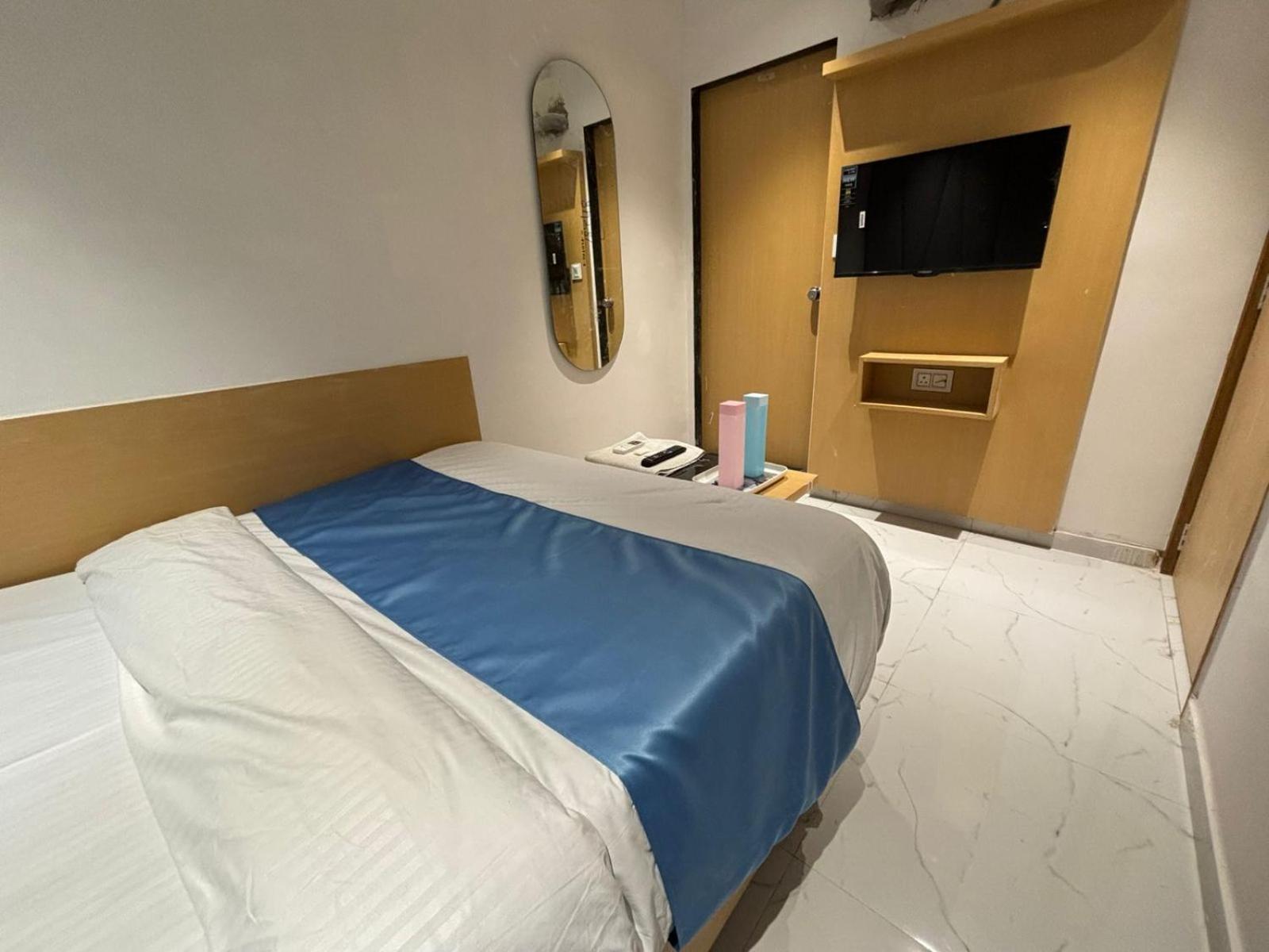 Hotel Phoniex Ahmedabad Exteriör bild