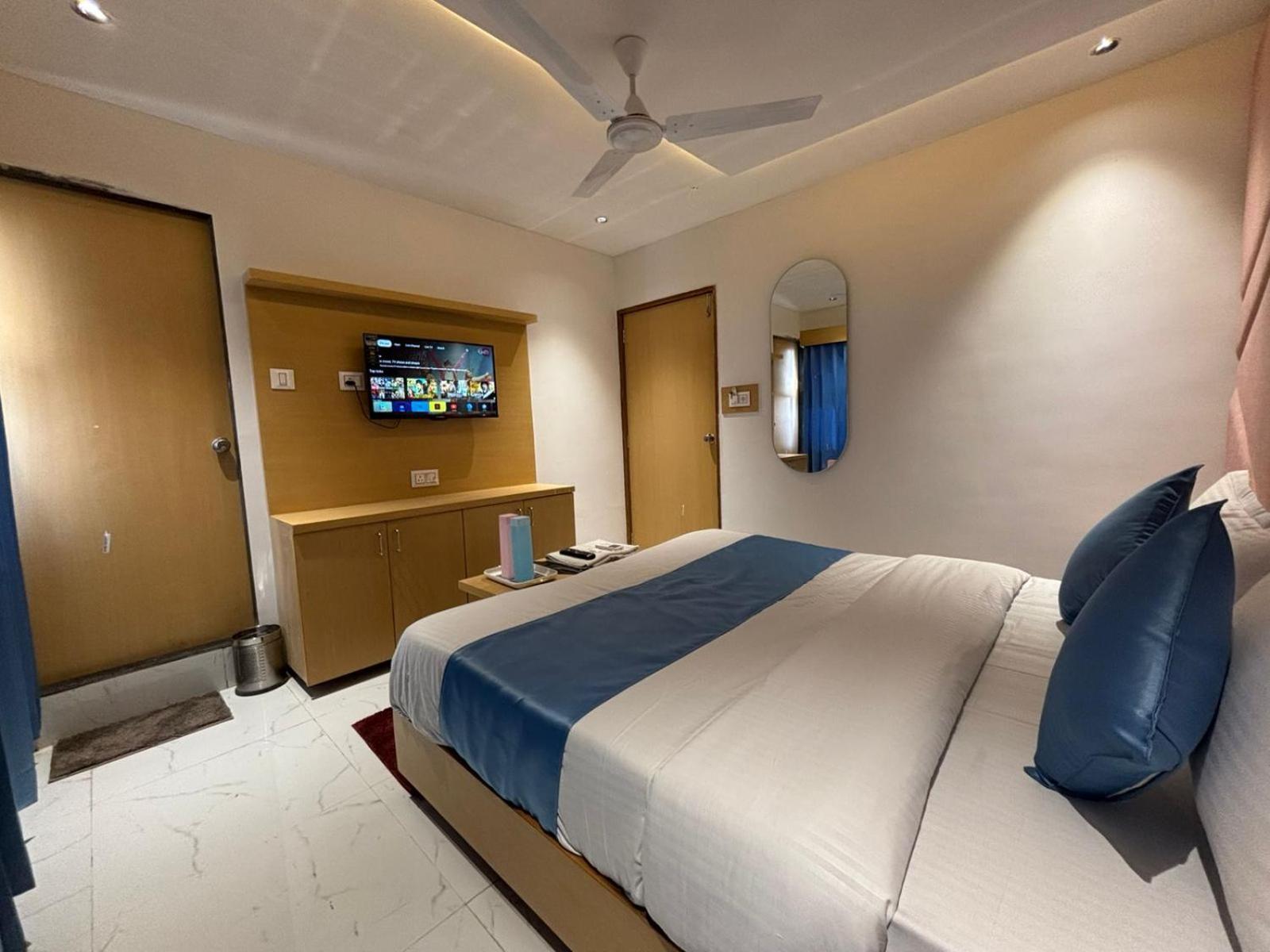 Hotel Phoniex Ahmedabad Exteriör bild