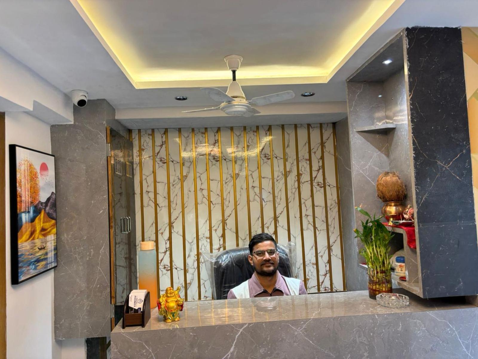 Hotel Phoniex Ahmedabad Exteriör bild