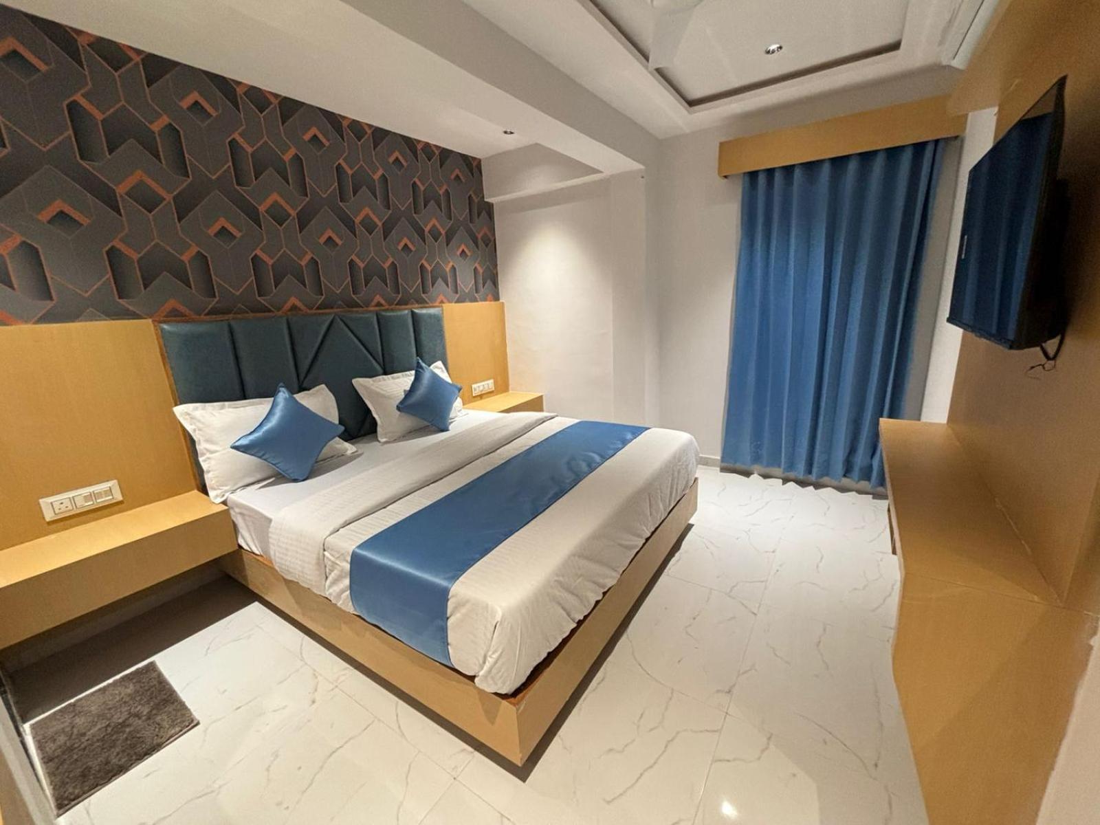 Hotel Phoniex Ahmedabad Exteriör bild