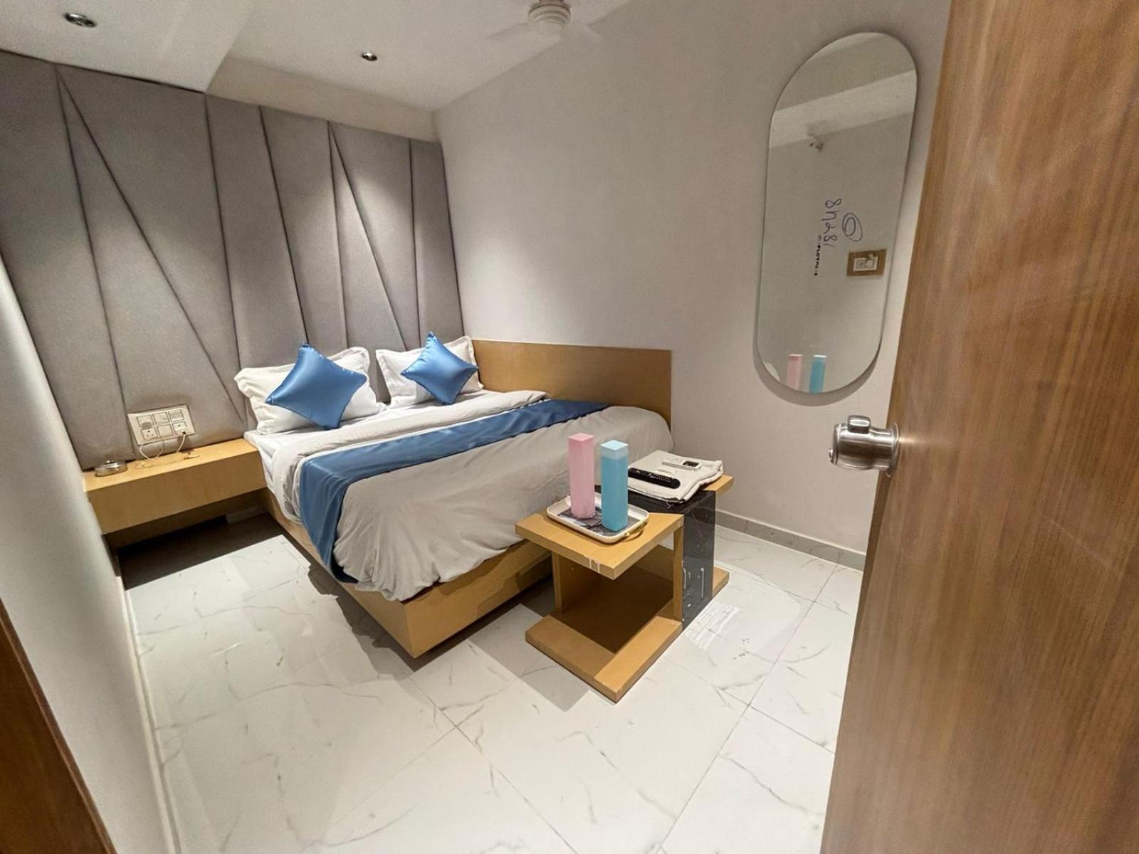 Hotel Phoniex Ahmedabad Exteriör bild